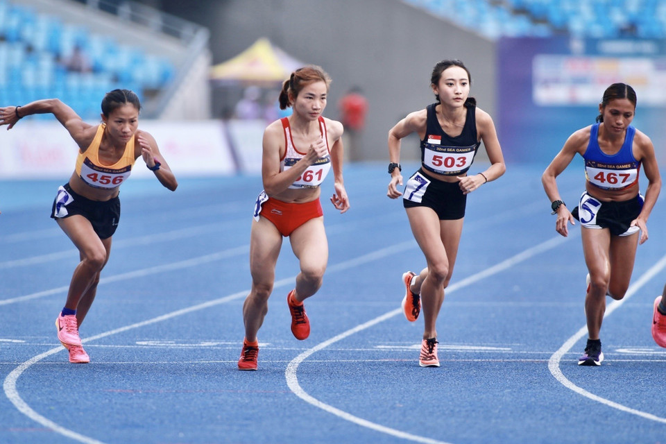 Posteriormente, ganó los contenidos de 5.000 y 10.000 metros para llevarse la tercera y cuarta presea dorada en la cita deportiva regional. En la foto: La atleta Nguyen Thi Oanh (561) comienza la carrera femenina de 10.000 metros. (Foto: VNA)