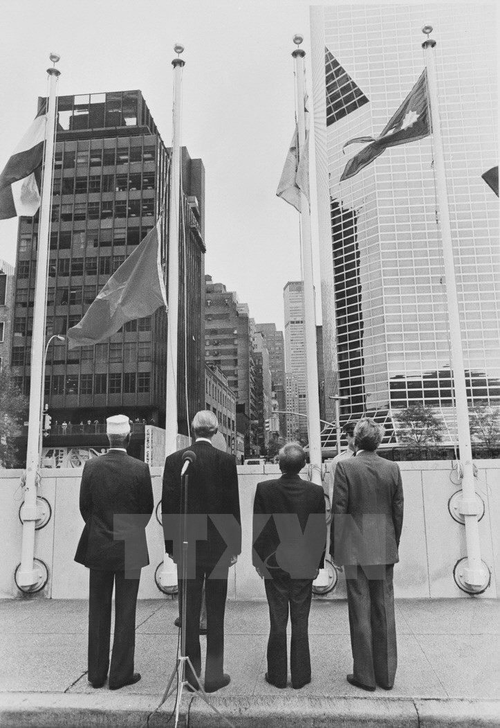 La ceremonia de izamiento de la bandera de Vietnam en la sede de la ONU el 20 de septiembre de 1977 (Fuente: VNA)