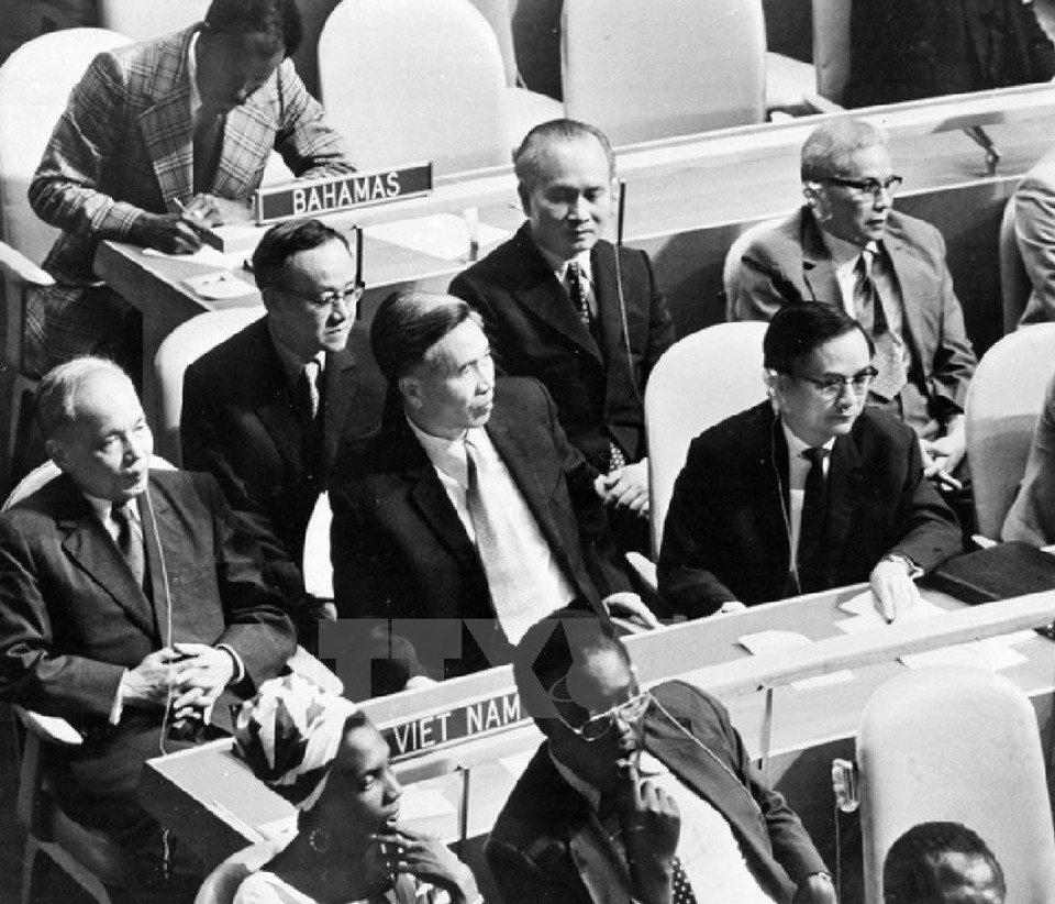 La delegación vietnamita, encabezada por el entonces canciller, Nguyen Duy Trinh, participó en la 32 reunión de la Asamblea General de la ONU el 20 de septiembre de 1977 en Nueva York, en la que aprobó la integración de Vietnam a esta organización mundial (Fuente: VNA)