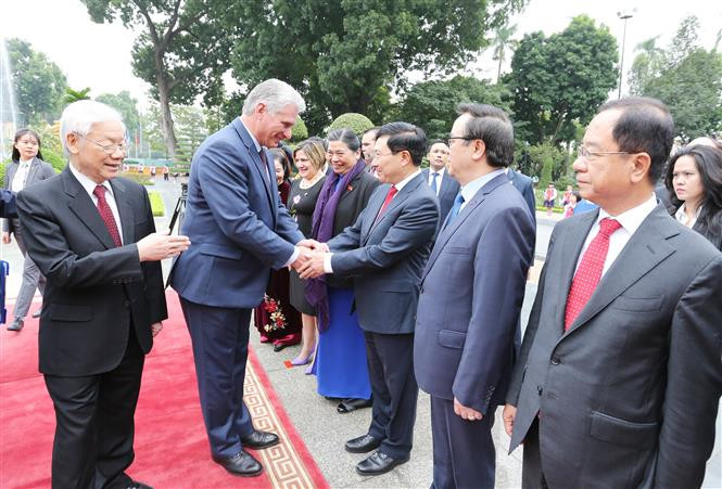 El secretario general del Partido Comunista y jefe de Estado de Vietnam, Nguyen Phu Trong, y el presidente de los Consejos de Estado y de Ministros de Cuba, Miguel Díaz-Canel Bermúdez (Fuente: VNA)