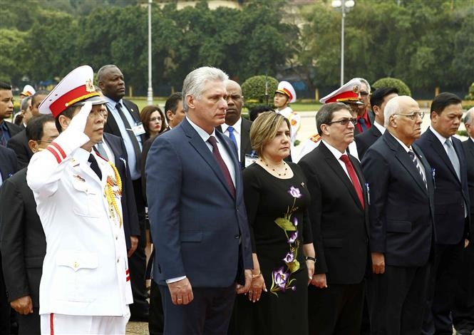 El presidente de los Consejos de Estado y de Ministros de Cuba, Miguel Díaz-Canel Bermúdez, rinde homenaje al Presidente Ho Chi Minh en su Mausoleo en Hanoi (Fuente: VNA)