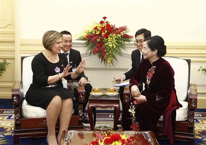 La esposa del secretario general del Partido Comunista y jefe de Estado de Vietnam, Ngo Thi Man, recibe a la cónyuge del presidente de los Consejos de Estado y de Ministros de Cuba, Lis Cuesta Peraza (Fuente:VNA)
