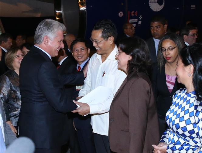 El presidente de los Consejos de Estado y de Ministros de Cuba, Miguel Díaz-Canel Bermúdez, fue recibido por el embajador de Vietnam en Cuba, Nguyen Trung Thanh, y la embajadora de la Isla en Hanoi, Lianys Torres Rivera (Fuente:VNA)
