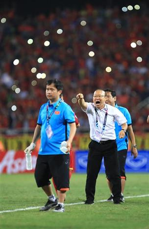El entrenador Park Hang-seo guía a los jugadores vietnamitas en el campo (Fuente: VNA)