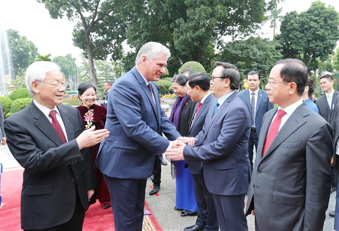 El secretario general del Partido Comunista y jefe de Estado de Vietnam, Nguyen Phu Trong, y el presidente de los Consejos de Estado y de Ministros de Cuba, Miguel Díaz-Canel Bermúdez (Fuente: VNA)