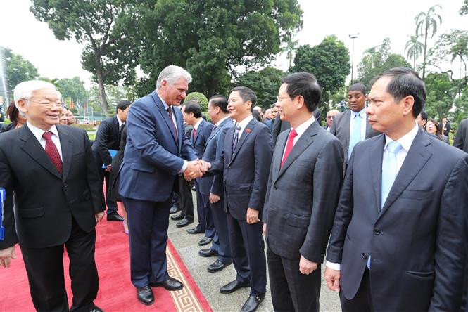 El secretario general del Partido Comunista y jefe de Estado de Vietnam, Nguyen Phu Trong, y el presidente de los Consejos de Estado y de Ministros de Cuba, Miguel Díaz-Canel Bermúdez (Fuente: VNA)