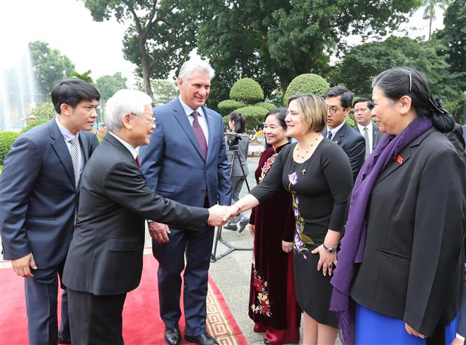 El secretario general del Partido Comunista y jefe de Estado de Vietnam, Nguyen Phu Trong, y el presidente de los Consejos de Estado y de Ministros de Cuba, Miguel Díaz-Canel Bermúdez (Fuente: VNA)