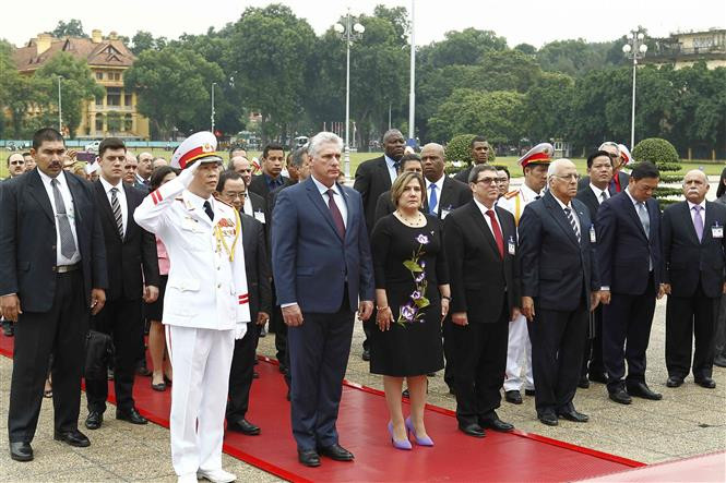 El presidente de los Consejos de Estado y de Ministros de Cuba, Miguel Díaz-Canel Bermúdez, rinde homenaje al Presidente Ho Chi Minh en su Mausoleo en Hanoi (Fuente: VNA)