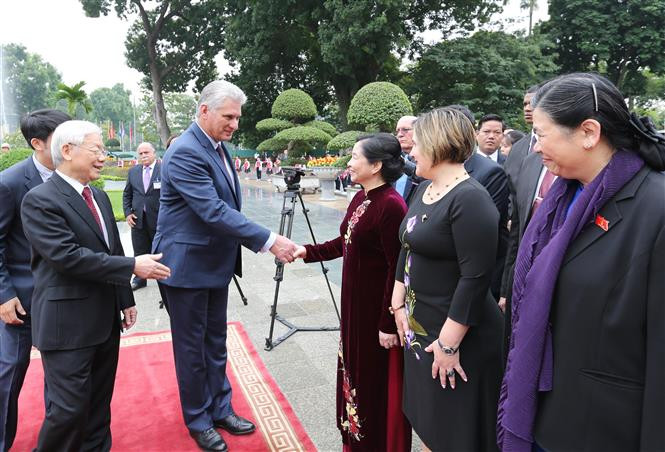 El secretario general del Partido Comunista y jefe de Estado de Vietnam, Nguyen Phu Trong, y el presidente de los Consejos de Estado y de Ministros de Cuba, Miguel Díaz-Canel Bermúdez (Fuente: VNA)