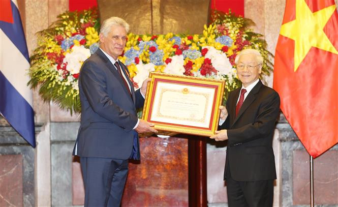El presidente de los Consejos de Estado y de Ministros de Cuba, Miguel Díaz-Canel Bermúdez, fue condecorado con la Orden Ho Chi Minh (Fuente: VNA)
