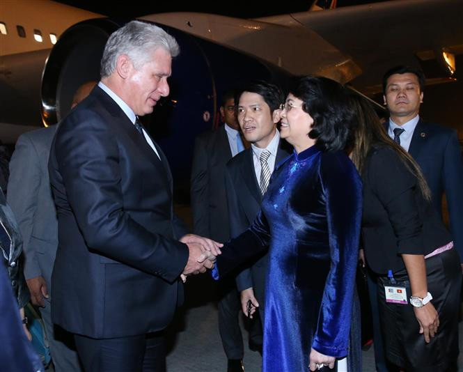 El presidente de los Consejos de Estado y de Ministros de Cuba, Miguel Díaz-Canel Bermúdez, llegó al aeropuerto de Noi Bai para iniciar una visita oficial de tres días a Vietnam (Fuente:VNA)