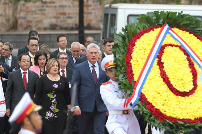 El presidente de los Consejos de Estado y de Ministros de Cuba, Miguel Díaz-Canel Bermúdez,rinde honores a los Héroes y Mártires de la Patria de Vietnam (Fuente:VNA)