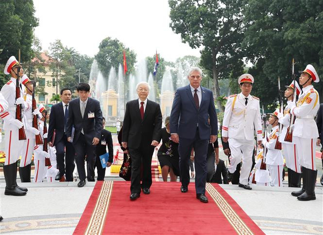 El secretario general del Partido Comunista y jefe de Estado de Vietnam, Nguyen Phu Trong, recibe al presidente de los Consejos de Estado y de Ministros de Cuba, Miguel Díaz-Canel Bermúdez (Fuente: VNA)
