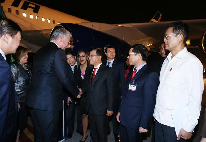 El presidente de los Consejos de Estado y de Ministros de Cuba, Miguel Díaz-Canel Bermúdez, fue recibido por el jefe de la Oficina Presidencial de Vietnam, Dao Viet Trung, en el aeropuerto internacional de Noi Bai (Fuente:VNA)