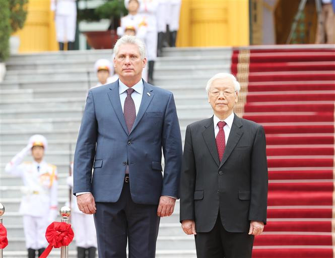 El secretario general del Partido Comunista y jefe de Estado de Vietnam, Nguyen Phu Trong, y el presidente de los Consejos de Estado y de Ministros de Cuba, Miguel Díaz-Canel Bermúdez, pasan revista a la Guardia de honor (Fuente: VNA)