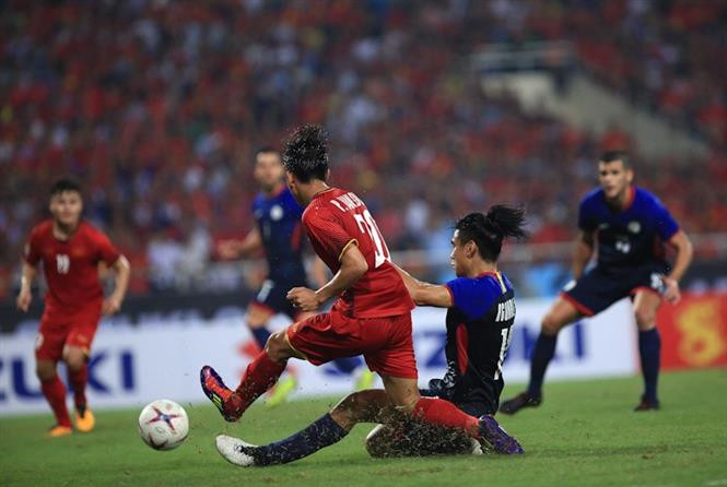 Phan Van Duc (número 20) supera un intento de robar el balón por un jugador de Filipinas (Fuente: VNA)