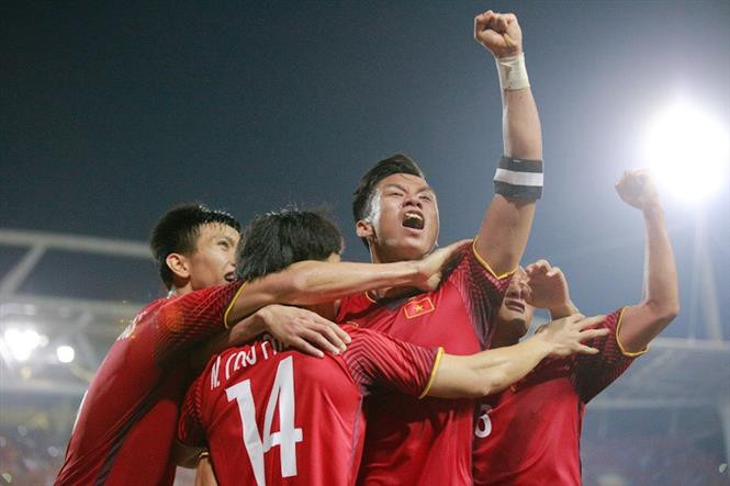 Los jugadores vietnamitas celebran después de marcar un gol para el equipo (Fuente: VNA)