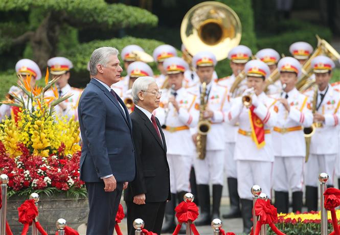 El secretario general del Partido Comunista y jefe de Estado de Vietnam, Nguyen Phu Trong, y el presidente de los Consejos de Estado y de Ministros de Cuba, Miguel Díaz-Canel Bermúdez, pasan revista a la Guardia de honor (Fuente: VNA)