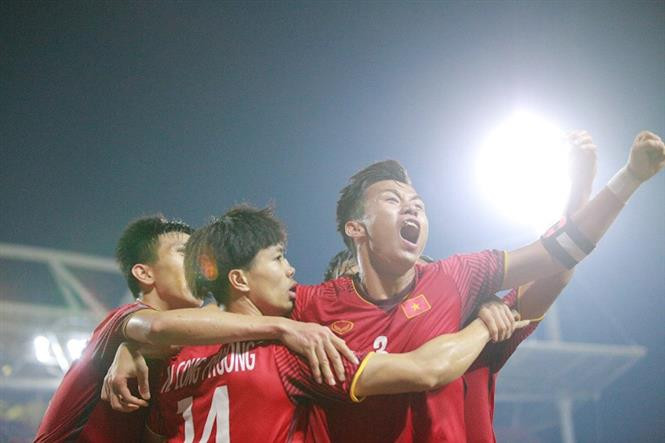 Los jugadores vietnamitas celebran después de marcar un gol para el equipo (Fuente: VNA)