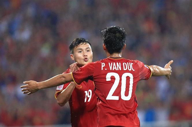 Nguyen Quang Hai (número 19) y Phan Van Duc (número 20) son los jugadores clave del equipo de Vietnam en la semifinal contra Filipinas (Fuente: VNA)