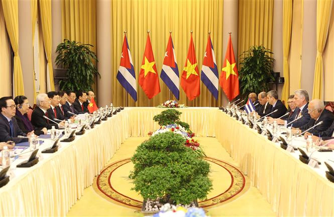 El secretario general del Partido Comunista y jefe de Estado de Vietnam, Nguyen Phu Trong, y el presidente de los Consejos de Estado y de Ministros de Cuba, Miguel Díaz-Canel Bermúdez dialogan en Hanoi(Fuente: VNA)