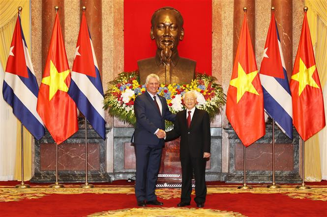 El secretario general del Partido Comunista y jefe de Estado de Vietnam, Nguyen Phu Trong, recibe al presidente de los Consejos de Estado y de Ministros de Cuba, Miguel Díaz-Canel Bermúdez (Fuente: VNA)