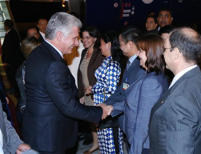 El presidente de los Consejos de Estado y de Ministros de Cuba, Miguel Díaz-Canel Bermúdez, llegó al aeropuerto de Noi Bai para iniciar una visita oficial de tres días a Vietnam (Fuente:VNA)