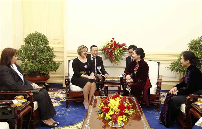 La esposa del secretario general del Partido Comunista y jefe de Estado de Vietnam, Ngo Thi Man, recibe a la cónyuge del presidente de los Consejos de Estado y de Ministros de Cuba, Lis Cuesta Peraza (Fuente:VNA)