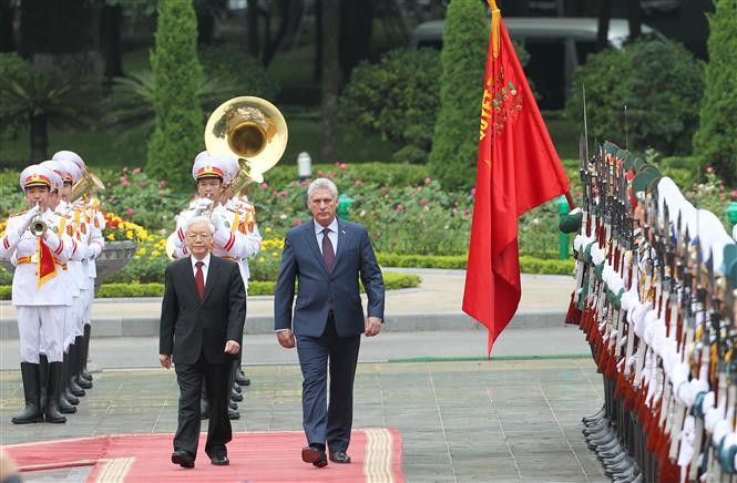 El secretario general del Partido Comunista y jefe de Estado de Vietnam, Nguyen Phu Trong, y el presidente de los Consejos de Estado y de Ministros de Cuba, Miguel Díaz-Canel Bermúdez, pasan revista a la Guardia de honor (Fuente: VNA) 