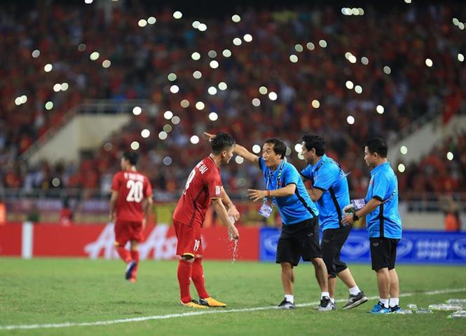 Quang Hai (número 19) recibe orientación del equipo de entrenadores durante el partido (Fuente: VNA)