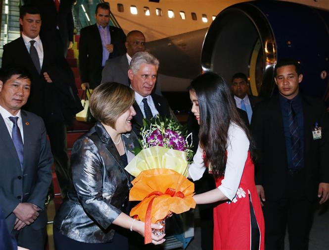 El presidente de los Consejos de Estado y de Ministros de Cuba, Miguel Díaz-Canel Bermúdez, y su esposa recibieron flores de una jovencita de Hanoi (Fuente:VNA)