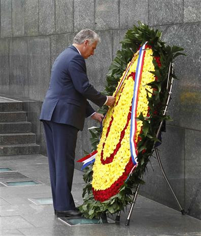 El presidente de los Consejos de Estado y de Ministros de Cuba, Miguel Díaz-Canel Bermúdez, rinde homenaje al Presidente Ho Chi Minh en su Mausoleo en Hanoi (Fuente: VNA)