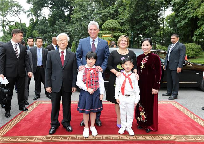 El secretario general del Partido Comunista y jefe de Estado de Vietnam, Nguyen Phu Trong, y el presidente de los Consejos de Estado y de Ministros de Cuba, Miguel Díaz-Canel Bermúdez (Fuente: VNA)
