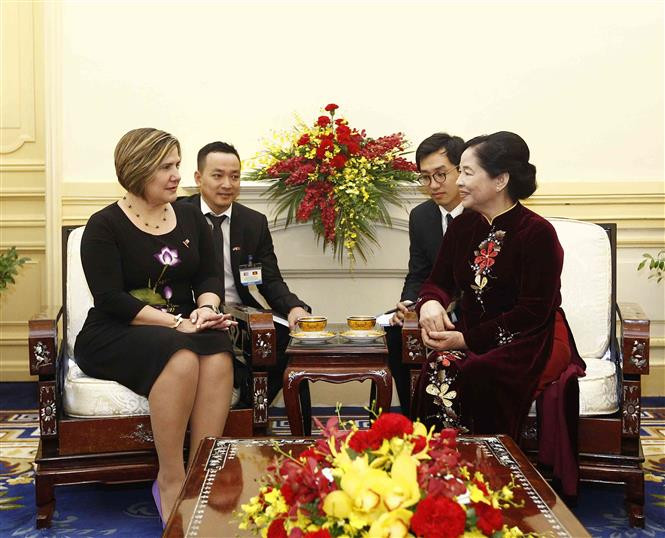 La esposa del secretario general del Partido Comunista y jefe de Estado de Vietnam, Ngo Thi Man, recibe a la cónyuge del presidente de los Consejos de Estado y de Ministros de Cuba, Lis Cuesta Peraza (Fuente:VNA)
