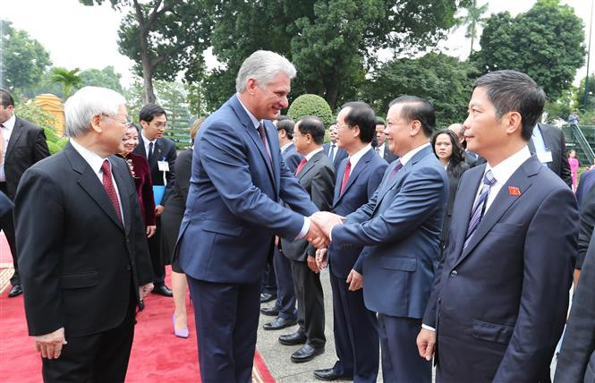 El secretario general del Partido Comunista y jefe de Estado de Vietnam, Nguyen Phu Trong, y el presidente de los Consejos de Estado y de Ministros de Cuba, Miguel Díaz-Canel Bermúdez (Fuente: VNA)