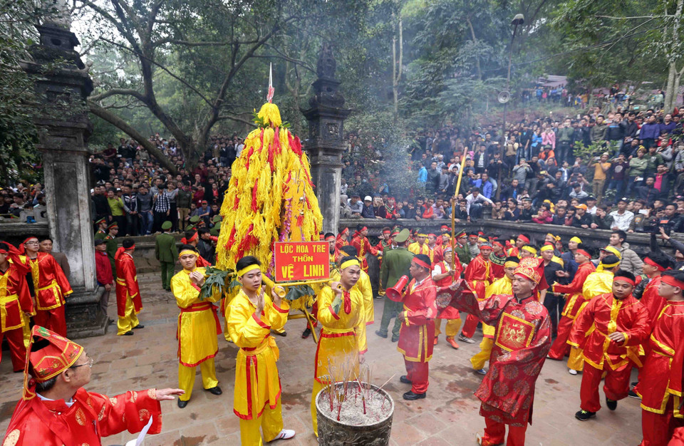 El rito de procesión de Flor de Bambú en el festival que honra al Santo Giong (Fuente: VNA)