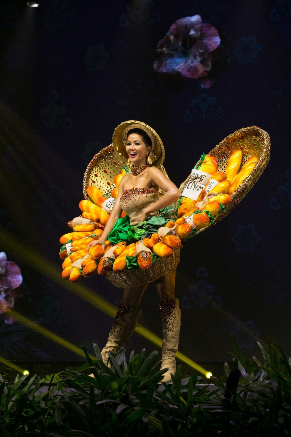 conquistó la corona del Concurso Miss Universo Vietnam 2017.