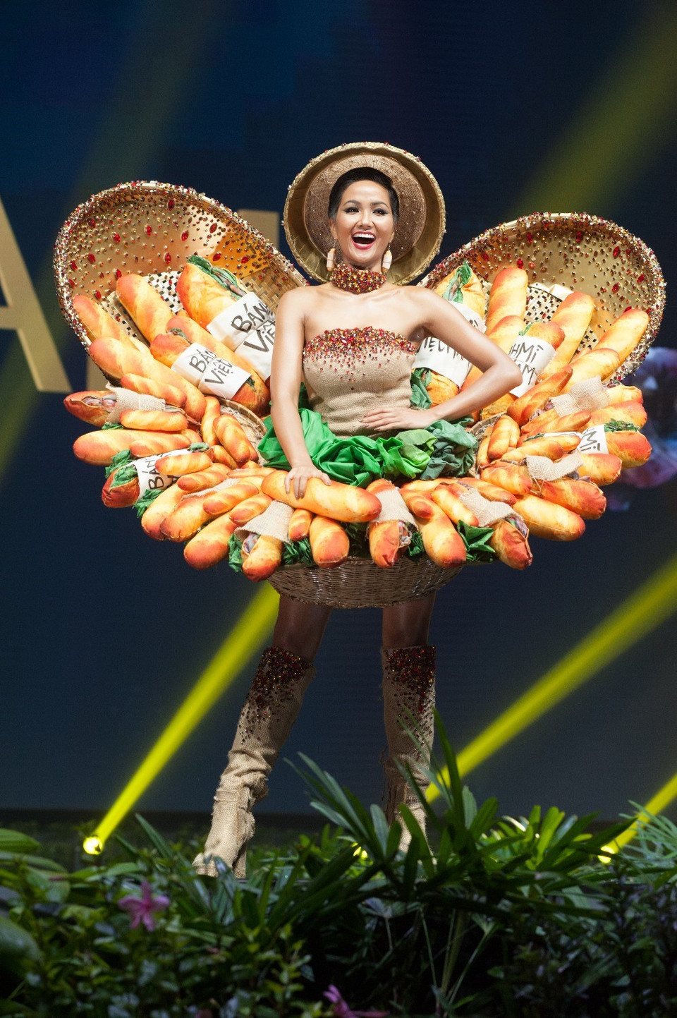 H Hen Nie, una modelo de 25 años del grupo étnico minoritario Ede, proviene de la provincia altiplánica de Dak Lak. 