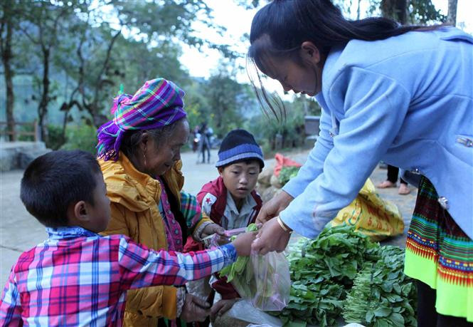 Lugareños venden verduras. (Fuente: VNA)