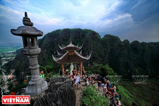 Desde la cima, los viajeros también pueden contemplar el complejo de paisajes célebres de Trang An, patrimonio mixto mundial.