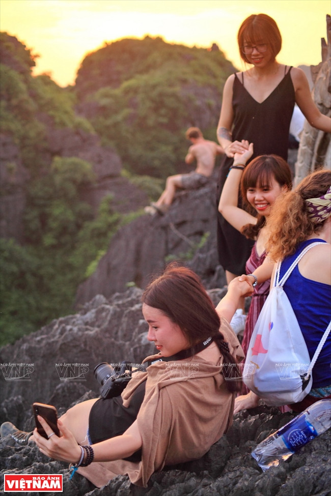 Jóvenes procedentes de Ciudad Ho Chi Minh captan el hermoso paisaje en la cima. 