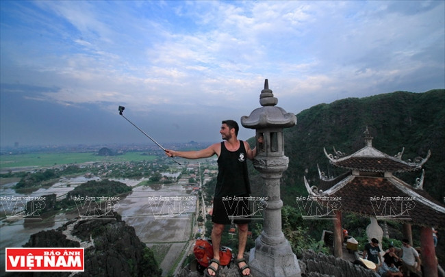 El turista israelí Harmin quiere presentar a sus amigos en la tierra natal este momento magnífica en la montaña Mua. 