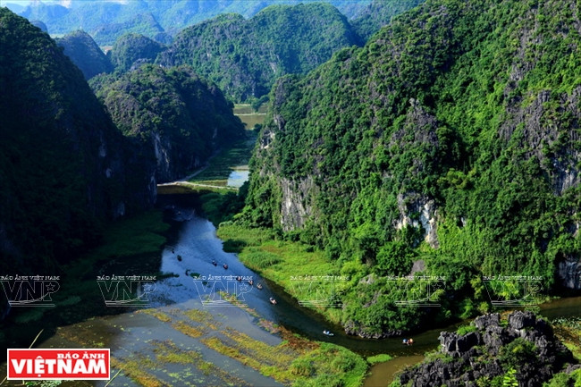 Vista aerial de las cuevas Tam Coc, desde la cima de la montaña Mua.
