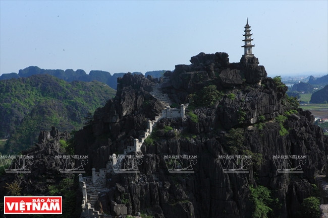 Para llegar a la cima, se debe subir centenares de escalones de piedra.
