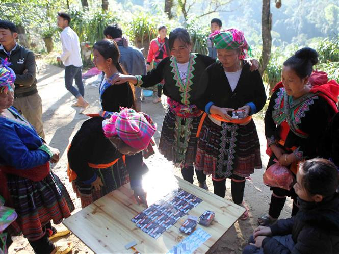 Lugreños compran tarjetas SIM de celulares. (Fuente: VNA)