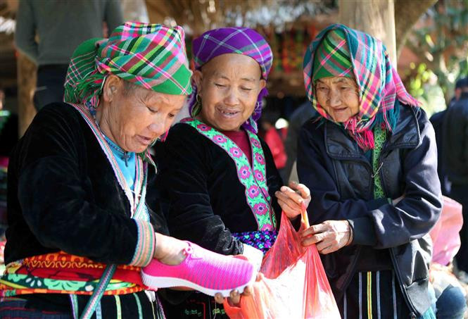 Residentes locales compran zapatos, preparándose para el invierno. (Fuente: VNA)