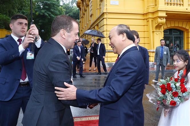 El primer ministro de Vietnam, Nguyen Xuan Phuc, recibió a su homólogo ruso, Dmitri Medvédev. (Fuente: VNA)