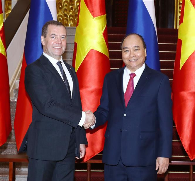El primer ministro de Rusia, Dmitri Medvédev, sostiene un encuentro con su homólogo vietnamita, Nguyen Xuan Phuc (Fuente: VNA)