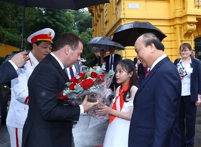 El primer ministro de Vietnam, Nguyen Xuan Phuc, recibió a su homólogo ruso, Dmitri Medvédev. (Fuente: VNA)