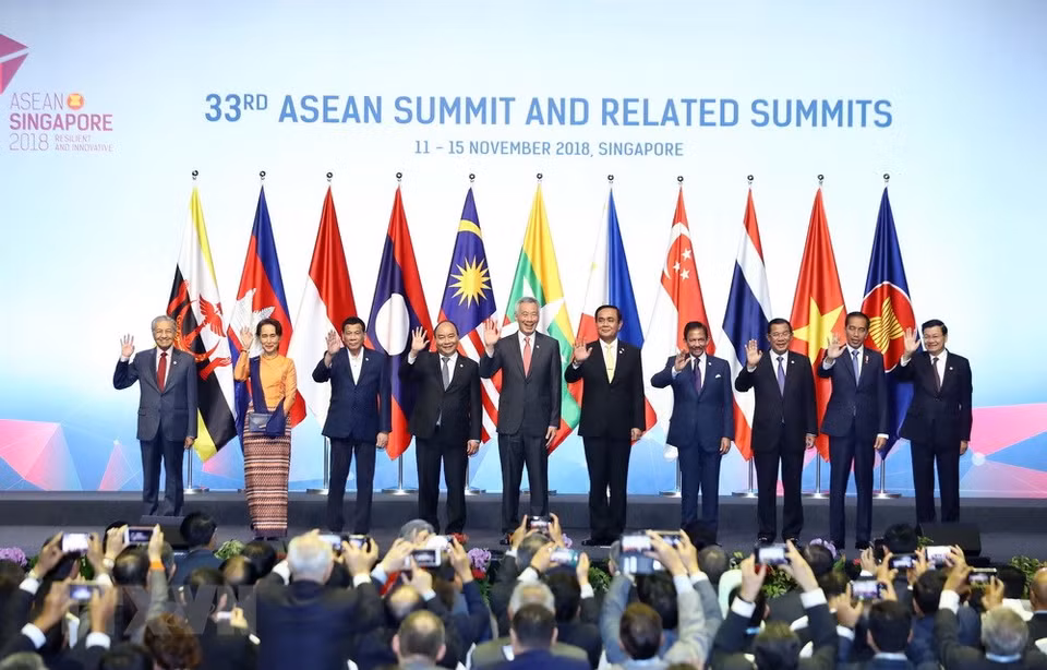 El primer ministro Nguyen Xuan Phuc y los dirigentes participantes en la Cumbre (Fuente: VNA)